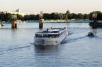 KFGS Elbe Princesse (01840744 , 95,37 x 10,50m) am 04.06.2017 auf der Havel in Berlin zu Berg. Im Hintergrund die Spandauer See-Brücke.