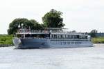 KFGS Elbe Princesse (01840744 , 95,37 x 10,50m) am 08.06.2017 vor dem Passieren von Schloß Pretzsch auf der Elbe zu Berg.