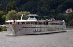 Leonardo Da Vinci ein Flusskreuzfahrtschiff  auf dem Neckar bei Eberbach am 22.06.2013. Technische Daten: Baujahr: 2003, Lnge: 105m, Breite: 11m, Besatzung:25 Personen, Passagierzahl max. 152. Heimathafen Strasbuorg.