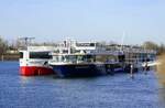 KFGS NICKO SPIRIT ENI 02338870 und KFGS AVALON PANORAMA ENI 02333460, ankern in Breisach am Rhein, Dez.2025