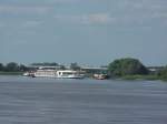 Die MS Scenic Emerald frisch zusammengeschweit vor der Tangermnder Werft. Am Bug hngt die Renate II Schlepper der Tangermnder Werft, an Steuerbord der Eisbrecher Br und achtern das Schubschiff Zebu.