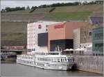 Die SWITZERLAND (07001515), Heimathafen Basel, hat am 05.05.2009 im Alten Hafen von Wrzburg festgemacht. Sie ist 100 m lang, 11 m breit und bietet 120 Passagieren Platz.
