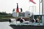 Eule, Schwertfisch , Navigationsgeräte , Scheinwerfer und die Schiffsglocke auf dem Bug des KFGS VICTOR HUGO (01823025) am 24.07.2016 in Berlin-Spandau.