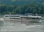 Das Hotelschiff "VIKING EUROPE" aufgenommen am 17.09.2010, stromaufw�rts fahrend kurz vor Passau.
