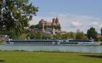 Breisacher Burgberg mit Stephans-M�nster und auf dem Rhein das Flusskreuzfahrtschiff  ,,Viking  Helvetia&acute;&acute; gesehen am 08.06.2013.