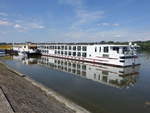 Kabinenfahrgastschiff Viking Embla der Reederei Viking River Cruises, gebaut 2012,   Dieselelektrischer Antrieb, 4 × AEM WH 315 ML4 mit je 315 kW als Hauptantrieb,   2 × Schottel-SPJ 82 RD