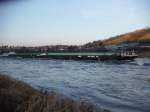 Tschechischer Schleppverband (Heckradschlepper BESKYDY und MS DICK mit Schubleichter DICK I) bei Meißen zu Berg (18.01.2015).