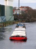 Schubboot Bizon-0-165 (08355141 , 20,92 x 8,25m) schob am 14.01.2020 zwei je 32,50m lange Leichter im Teltowkanal vor der Wilhelm-Borgmann-Brücke zu Berg.