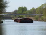 Schubboot Basti (05608830 , 10,76 x 5,04m) schob am 17.04.2020 bedächtig zwei beladene je 32,50m lange Leichter im Teltowkanal Höhe Teltow zu Berg.