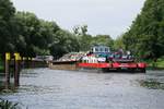 Schubboot BIZON-0-82 (08356026 , 20,01 x 8,24m) hatte am 20.07.2020 den 2.Leichter in Kleinmachnow/Teltowkanal zu Tal geschleust und koppelte nun den Verband wieder zusammen.