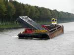 Eine einseitig verteilte Last - vermutlich ein Schleusentor - am 24.10.2014 auf dem Amsterdam-Rijnkanaal zu Berg.