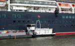 SB Dettmer Schub 125 (05603850 , 16,50 x 8,15) festgemacht an der Steuerbordseite der Queen Elizabeth am 15.07.2012 im Hamburger Hafen.