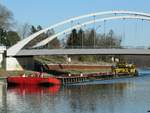 Schubboot Dagobert (05604440 , 14 x 8,20m) mit drei je 32,50m langen und beladenen Leichtern am 23.03.2020 beim Unterqueren der Nedlitzer Südbrücke im Sacrow-Paretzer-Kanal / UHW zu Tal.