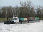 Schubboot Elbe 1 (32200687 , 27,22 x 8,79m) schob am 09.03.2020 zwei (jeweils 32,5 + 65m lang) mit Containern beladene Leichter zw.