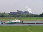 HERKULES VI, hier noch mit Anstrich und Fahrflagge der Haniel Reederei in Juni 2003.Im Hintergrund ist das Oxygenstahlwerk 2 der Thyssen Krupp Stahl AG zu sehen.