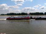 Schubboot Herkules VIII auf Bergfahrt in Richtung Hochemmerich. Gebaut wurde das Schubboot 1983 in Bodenwerda. Hier in den Farben der HGK Reederei. Das Foto wurde am 16.6.2025 in Homberg aufgenommen. 