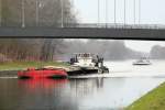 Schubverband mit SB Janine (05604390) am 07.12.2015 beim Unterqueren der Nedlitzer Südbrücke im Sacrow-Paretzer Kanal zu Berg.