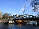 Blick auf Spree und Schloßbrücke vom Schloßpark in Berlin-Charlottenburg am 19.11.2019. SB Jupiter (05610210 , 10,59 x 5,06m) war mit anderen Wasserbaufahrzeugen beim Setzen von Dalben ober-und unterhalb der Brücke im Einsatz.