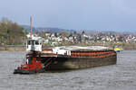 SCHUBBOOT KATHY (ENI:3050714) Baujahr 1921 Flagge Niederlande auf dem Rhein am 09.04.2022 zu Berg in Andernach.