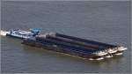Die 2009 gebaute LIBRA (ENI 02332645) schiebt am 07.06.2015 drei Leichter durch Rotterdam. Die LIBRA ist 32 m lang, 11 m breit und verfügt über eine Maschinenleistung von 2.750 kw.