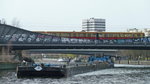 Schubboot NAWA S3 (ENI 08351029), Heimathafen Wroclaw (PL), mit zwei Leichtern (NAW SL20 und NAW SL19) auf der Unteren Havel-Wasserstraße kurz vor der Schleuse Berlin-Spandau. Die Eisenbahnbrücke im Hintergrund bedient den Bahnhof Spandau. Im Hintergrund, verdeckt, die Dischinger Brücke. Namensgeber war hier Franz Dischinger, ein genialer deutscher Bauingenieur. Sein Spezialgebiet waren Bauten aus Beton in jeder nur denkbaren Form. Foto: 03.04.2016