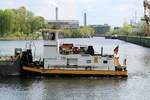 Schubboot Neptun (05608900 , 10,78 x 5,10m) am 26.04.2017 in Berlin-Spandau auf der Havel zu Berg an der Spreemündung Richtung Schleuse Spandau.