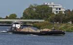 Leichter SDH 087 geschoben von Schubboot NIELS; ENI 03320460; zu Berg auf der Maas in Maastricht.