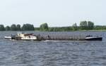 Schubboot Navigar 1 mit Leichter BPN-2 bei Ziegenort. Der Leichter war ausserhalb des Fahrwassers am Grunde fest. 