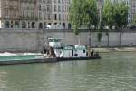 Das Schubschiff mit dem rckwrtigen Teil des mit Sand beladenen antriebslosen Lastkahns am 19.07.2009 in der Seine in Paris