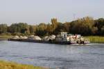 Schubschiff Koziorozec 0-02 (PL) mit zwei Leichtern Steine fr die Wasserbaustelle an der Oder bei Aurith. 25.09.2009
