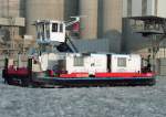 Schubboot 2433 der DBR AG wartet 26.01.06 vor der Zufahrt zum Kraftwerk Klingenberg auf die nchsten Kohlebehlter.