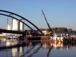 Die Schubboote 2353 und 2334(im Hintergrund),beide ex DBR AG,am 25.09.06 im Hafen Knigs Wusterhausen. Beim Einschwimmen der Brcke rutschte selbige von den Pallungen der Pontons und landete auf der Fahrbahn unter der Brcke. 