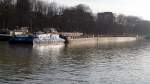 Die sehr lange Schubeinheit mit dem polnischen Schubschiff FABICO 4, bei dem Versuch eine Parkposition an der Hindenburgschleuse Anderten zu erreichen. Am 09.Dezember 2009.