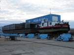 Schubboot 2408 und der Schubleichter 4072 auf der Peenewerft in Wolgast am 14.06.2010
