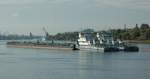 Kurz vor St. Petersburg auf der Newa haben zwei Tank-Schubschiffverbände Anker gesetzt. Gesehen am 18.09.2010.