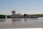 Schubschiff von Marquette Transportation unterwegs auf den Mississippi bei Greenville, Mississippi / USA am 22.