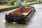 Hier kommt das Schubschiff NICOLE mit einem leeren Schubleichter
in Richtung Berliner Nordhafen der Berlin-Spandauer Schifffahrtskanal hinaufgefahren, 28.05.08.