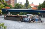 Hier sieht mal noch mal schn wie der leere Schubleichter aus dem Wasser ragt whrend das Schubschiff NICOLE weiter Richtung Berliner Norhafen schiebt, 28.05.08.           