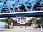 Schubboot 2434 der DBR AG unter der neuen Eisenbahnbrcke in Rathenow am 22.05.08. Dort wurde die alte Eisenbahnbrcke demontiert. Wir waren mit dem Leichter an der Brcke festgelascht. Zum Feierabend haben wir den Leichter stehen gelassen und uns dann einen ruhigeren Liegeplatz gesucht.