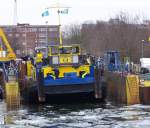 Schubboot Ronja aus Berlin im Schwimmdock der MBS in Berlin-Rummelsburg. Es ist das ehemalige Schubboot 2613 der Binnenreederei. Hier wird am 16.01.09 das Schwimmdock geflutet.