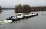 Schubboot Orion II (05609480 , 25,22 x 8,16m) und SL4127 am 17.12.2015 auf der Havel in Berlin-Hakenfelde zu Berg Richtung Hennigsdorf / Oranienburg / Schleuse Lehnitz.