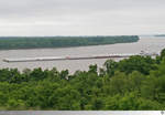 Schubverband auf dem Mississippi River. Als Tugboat fungiert hier die  P B Shah  der  Ingram Barge Co.  Die Aufnahme entstand am 17. Mai 2016 kurz hinter den Zusammenfluß von Mississippi und Ohio River bei der Ortschaft Wickliffe, Kentucky / USA.