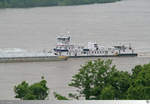 Schubschiff  P B Shah  unterwegs mit einen Schubverband am 17. Mai 2016 bei Wickliffe, Kentucky / USA auf den Mississippi River.