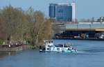 Schubboot Sch2334 (05604450) aus Hohen Neuendorf b. Berlin wird sich gleich zwei Leichter auf die Nase binden. Mae von Sch2334: L=14,08m; B=8,15m; T=1,17m. Untere Havel-Wasserstrae (UHW). Foto:24.04.2013