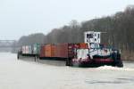 Heckansicht des Container-Schubverbandes mit SB SCH 2423 (04031740) , zwei je 65m langen SL und einer Kopfbarge am 03.01.2016 im Mittellandkanal zw. Edesbüttel und Wedelheine m. Fahrtrichtung BS.