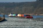 Schubboot SCH 2413 (05602720 , 16,5 x 8,15m) schob am 14.02.2017 2 jeweils 65m lange und mit Containern beladene Leichter von Hamburg kommend auf der Elbe zu Berg in den Elbe-Seitenkanal bei Artlenburg.