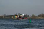 Schubboot SCH 2637 (05800980 , 28,67 x 10,13m) am 25.03.2020 mit seinem Verband auf Elbe-Talfahrt Höhe Arneburg.