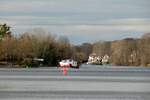 Blick auf den  GRIEBNITZSEE  und die vielen Fahrwassertonnen am 21.01.2021. Das Schubboot  SCH 2415  (05603810)  und das  GMS  KIM  (02310018) , im Hintergrund , fuhren von der Glienicker Brücke kommend im Teltowkanal zu Berg Richtung Schleuse Kleinmachnow.