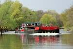 Der Leichter 7006 (32,50 x 8,20m) wurde am 24.04.2023 vom Schubboot  SCH 2637 (05800980 , 28,67 x 10,13m) im  TELTOWKANAL  zu Berg geschoben , hier kurz vor der Schleuse Kleinmachnow.