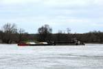 Schubboot TR-27 (09548028 , 27,22 x 8,7m) schob am 13.03.2019 seine schwere Fracht bei Glindenberg auf der Elbe zu Berg.